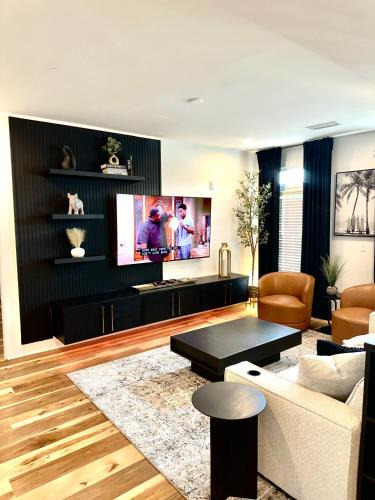Peachtree Heights West Apartment | Free Parking, King Bed, 75 inch TV, and Luxury Stay