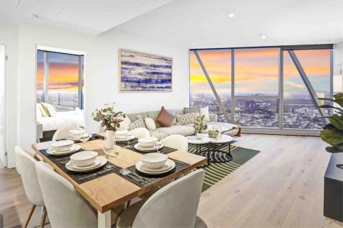 Melbourne Central Business District Apartment | Free Parking Lux Cityscape 3 Bedroom 2 Bath with Pool, Gym, and Sauna