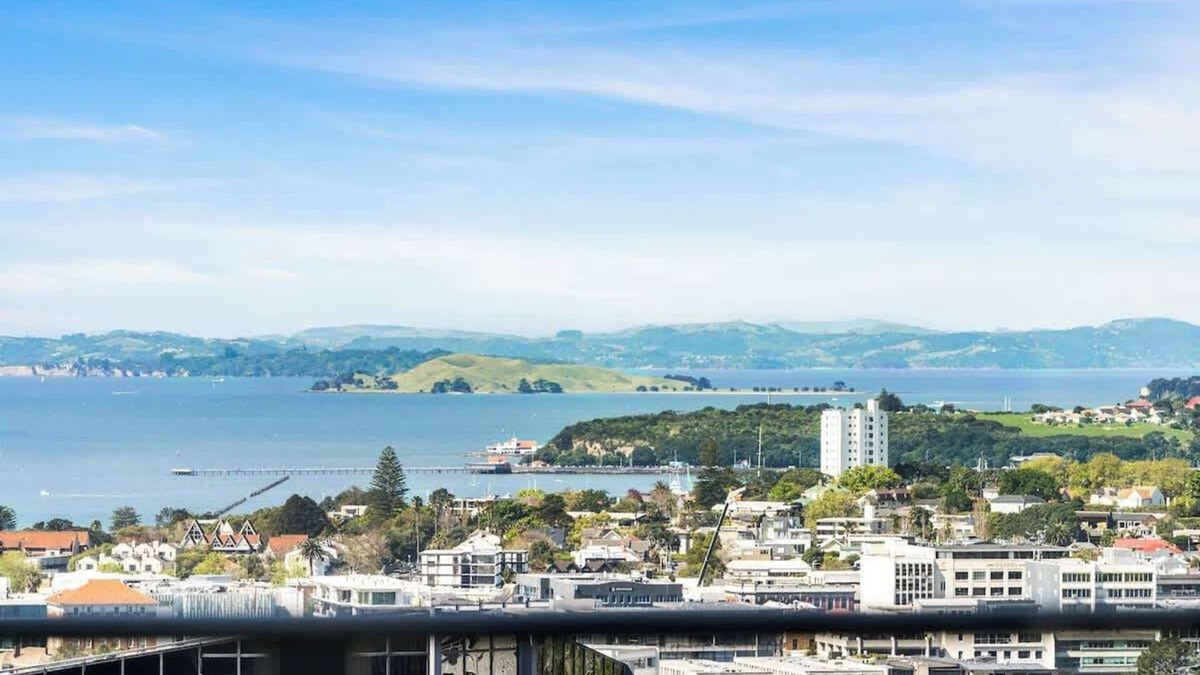 Grafton Apartment | Free Parking! Stylish High Level Ocean & City View