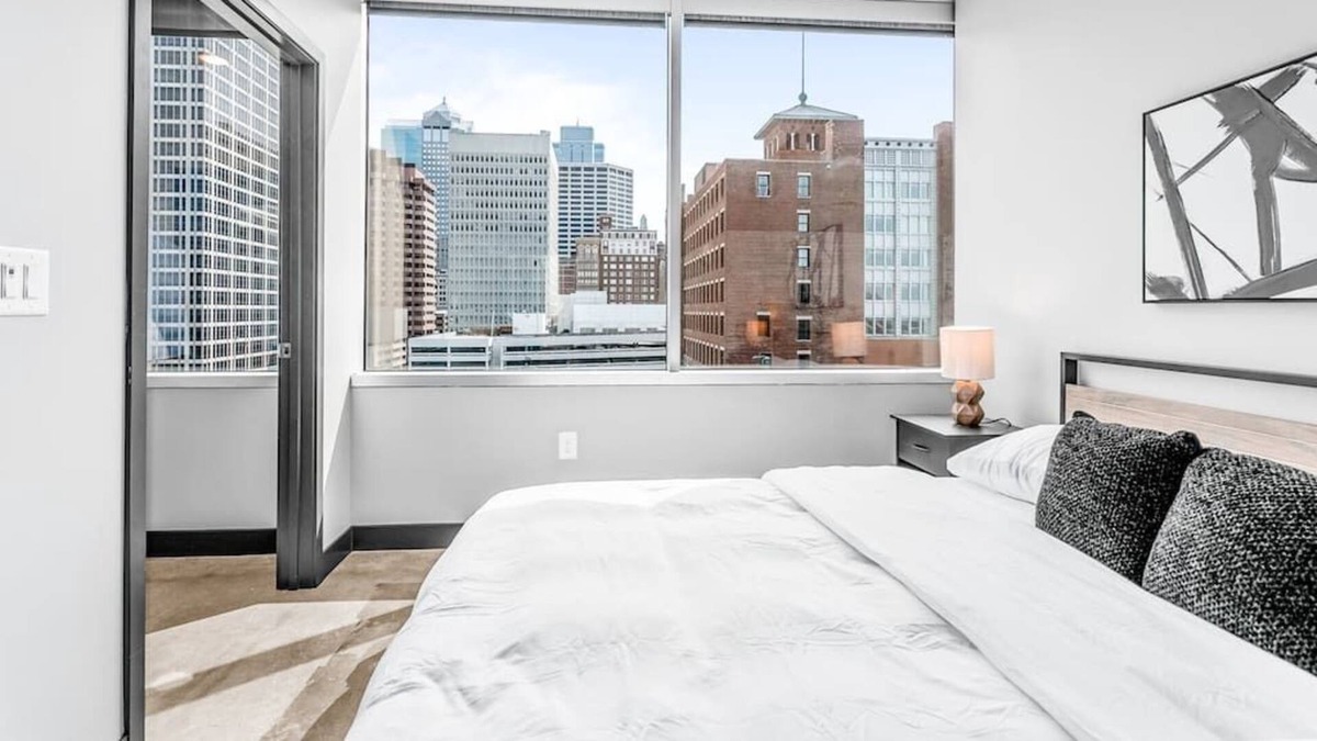 Downtown Kansas City Apartment | Free Parking Views StreetCar Downtown Location