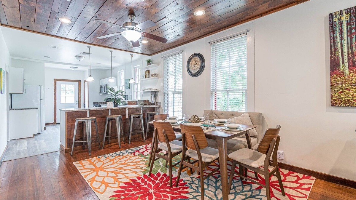 Mahncke Park House | Free parking, Walk to Botanical, PS4, Grill, Pet-friendly, fenced backyard