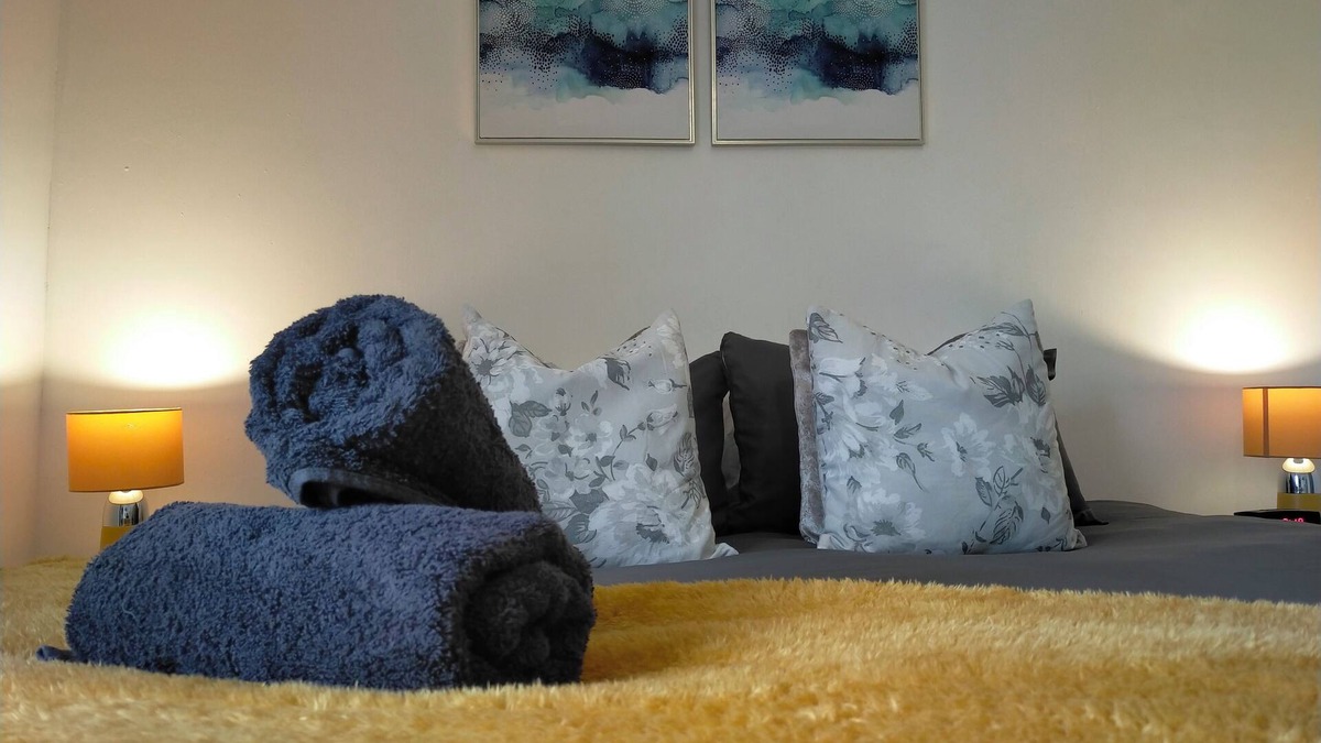 Lancaster House | Free Parking/WIFI 3 bed house, Sleep 6 with 2showers, near Uni and Town centre!