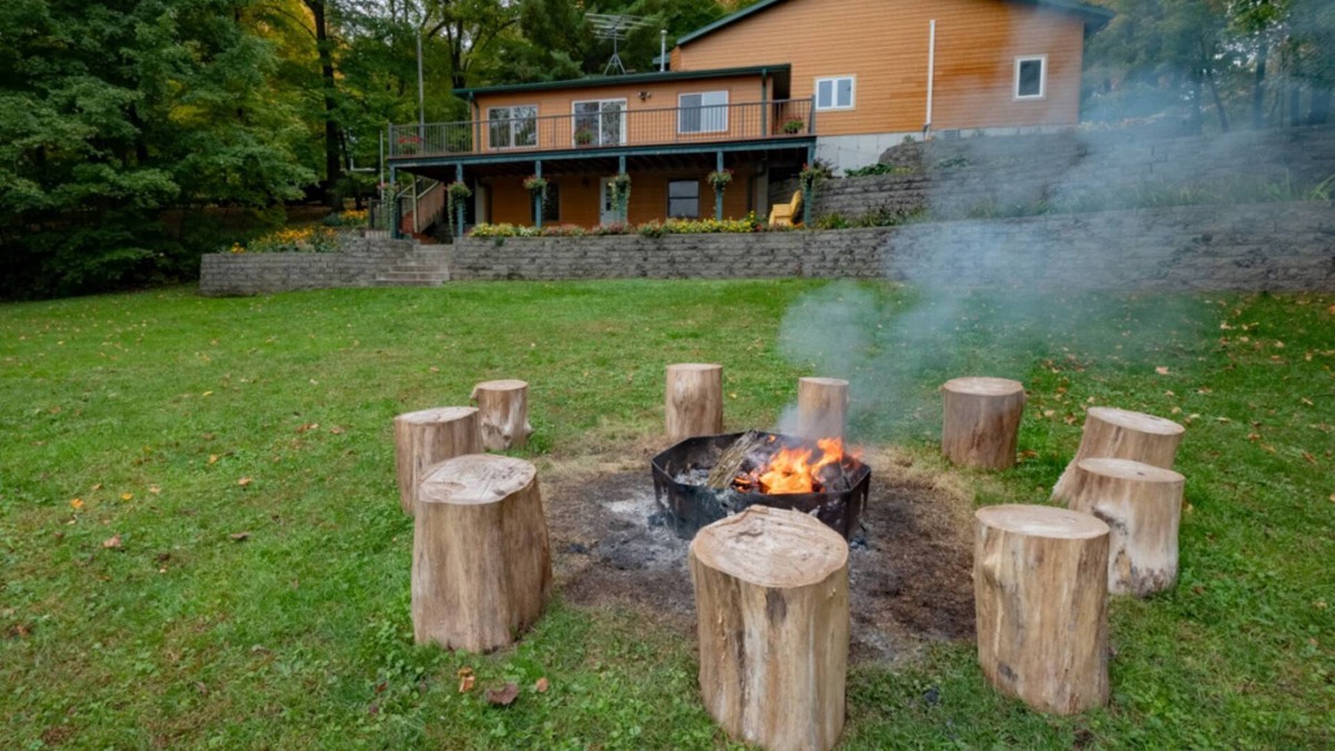 Balsam Lake Cabin | FREE Pontoon Mon–Thurs – September Only!