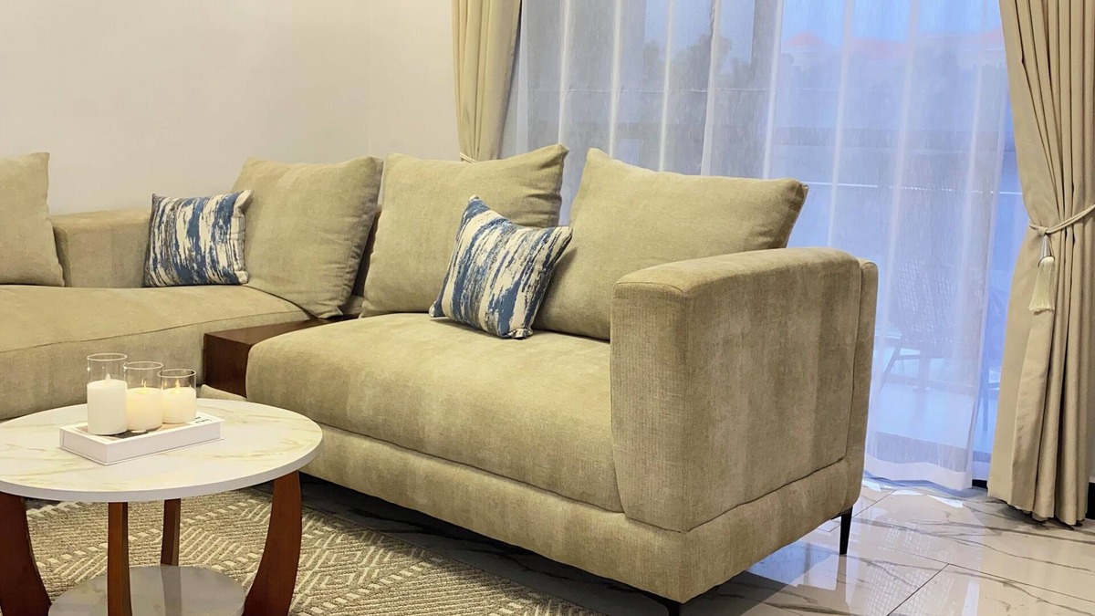 Kampala Bed & Breakfast | Free secure parking and unlimited wifi with Netflix.