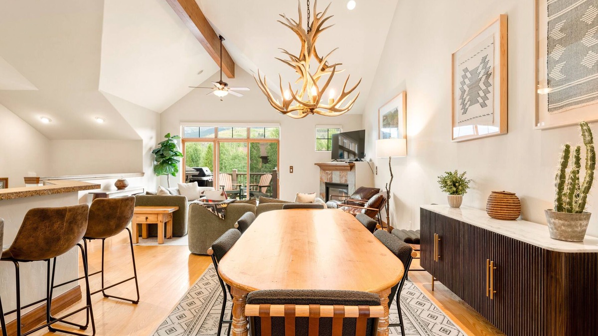 The Highlands House | Free Ski Shuttle! Mountain Views & Private Hot Tub