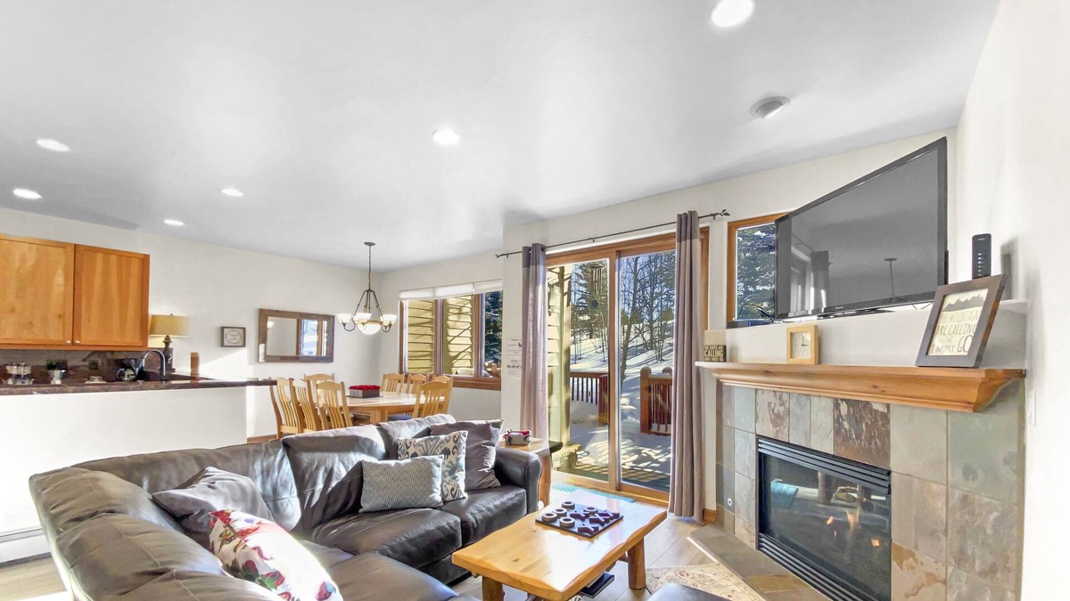 The Highlands House | FREE SkyCard Activities - Cozy Townhome, Private Hot Tub, Mountain Views - Highland Greens Pine