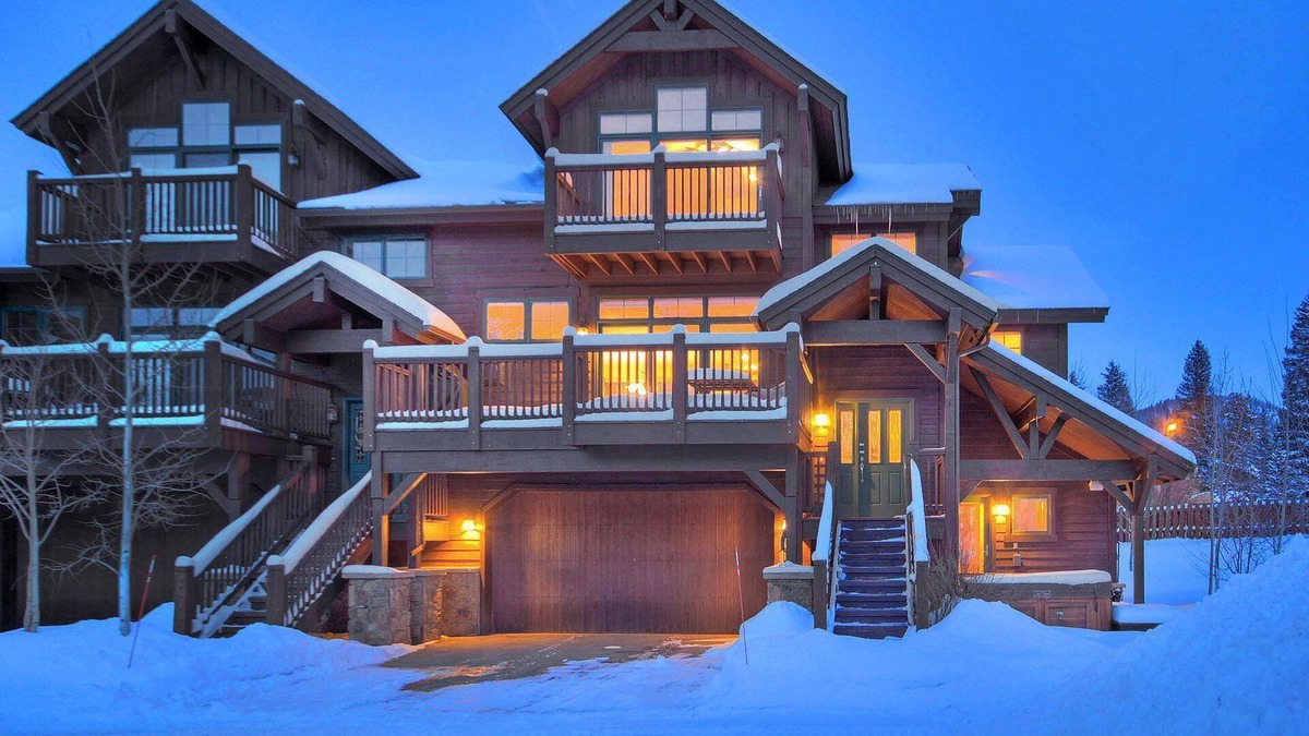 The Highlands House | FREE SkyCard Activities - 3-Level Townhome, Private Hot Tub, Gas Fireplace - Highland Greens Linden