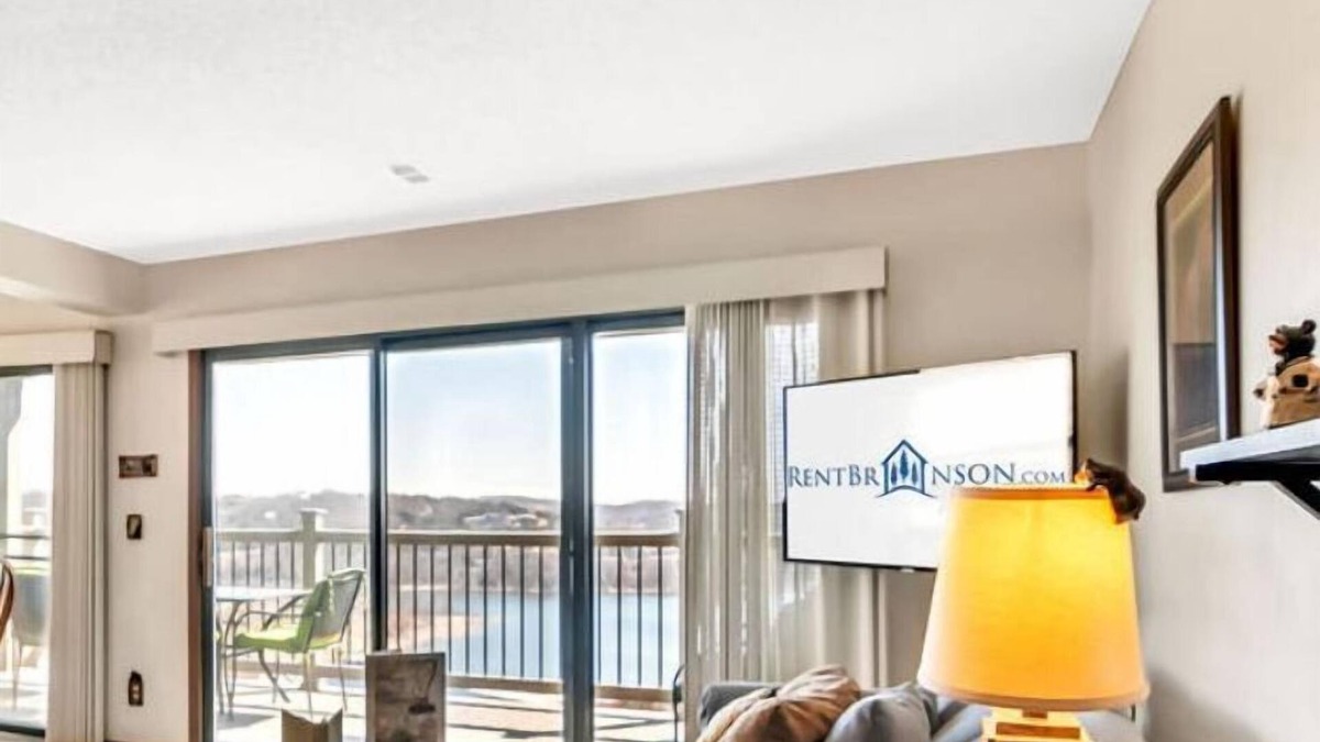 Indian Point Condo | Free Tickets, Cozy Condo, 5 minutes from Silver Dollar City, Table Rock Lake Views!