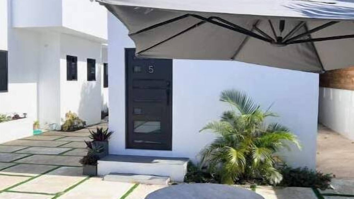 Whitehouse Apartment | FREE WIFI & Steps from the beach, Room 5 @ Happy Life Villas