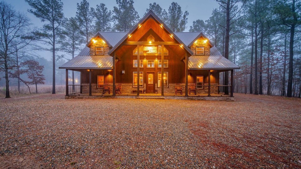 Golden Cabin | Freedom Found 5+ Lodge on Pond, Pool table, hot tub and more!