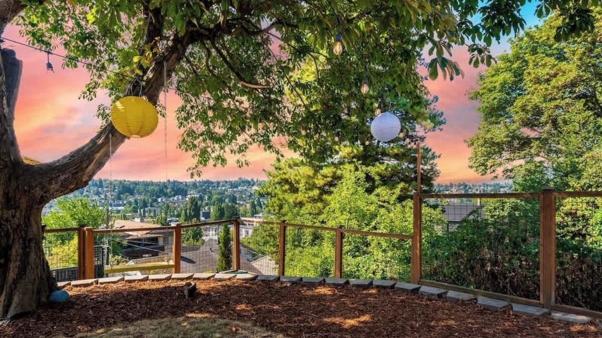 Fremont House | Fremont Bungalow with Backyard View Seattle