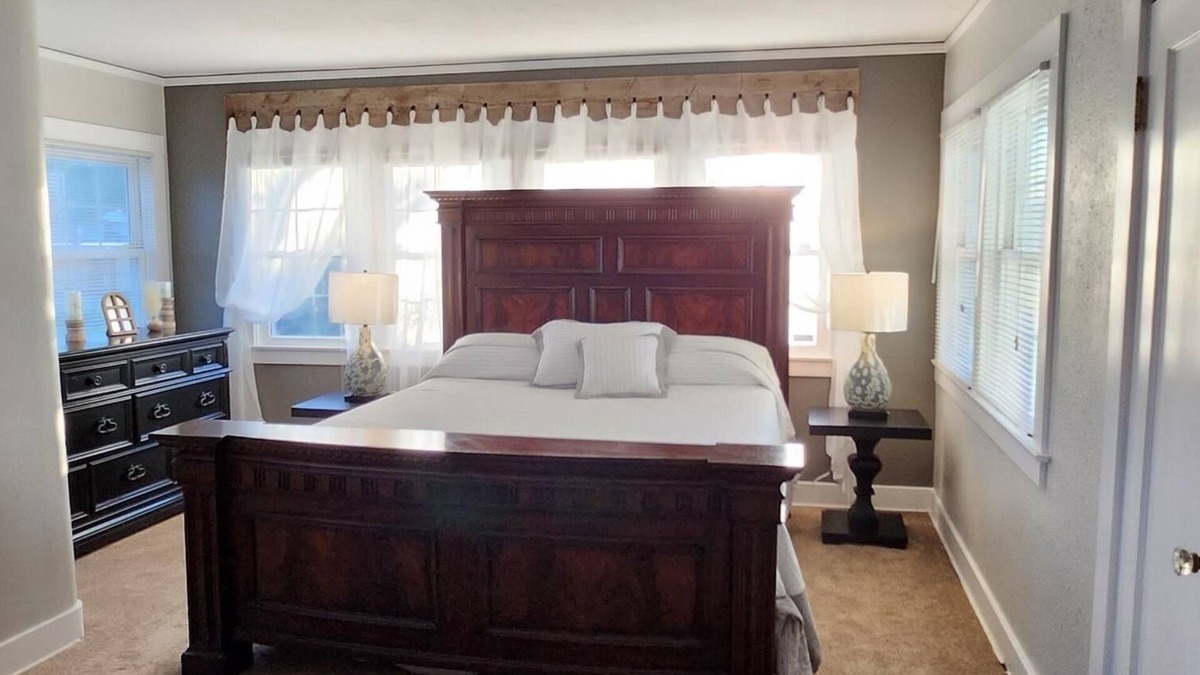 Rio Linda Cottage | French country home on 10 acres, near Int. airport
