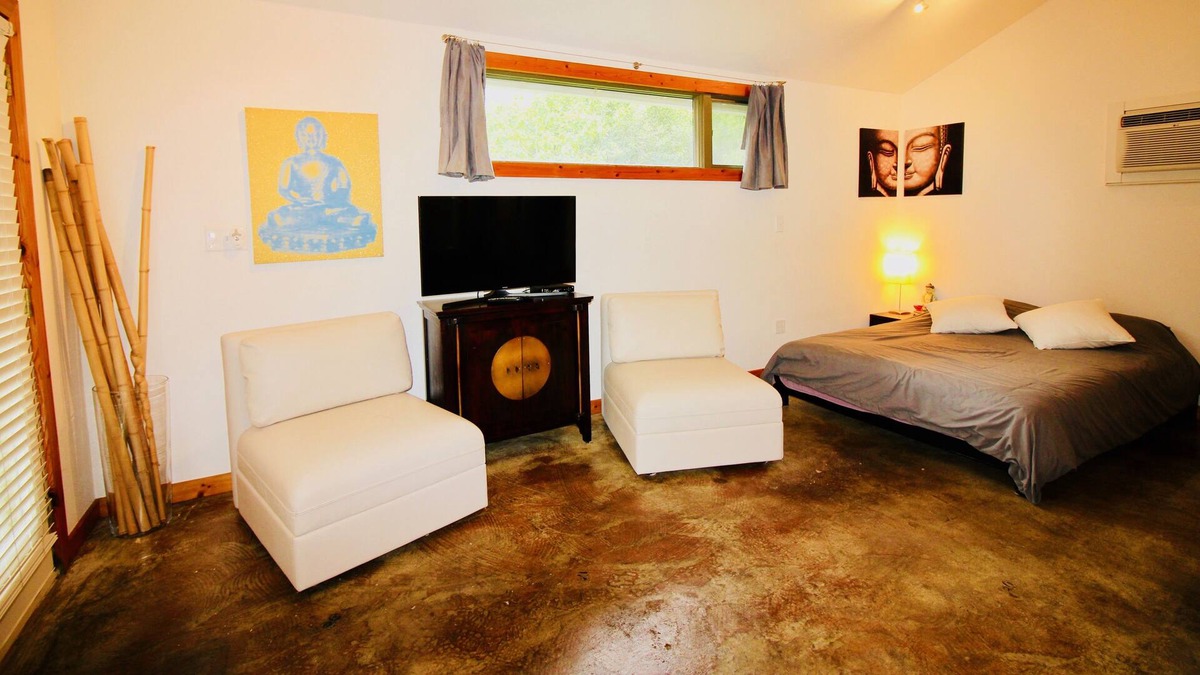 Cherrywood Apartment | French Place Contemporary Studio, Lofted Ceiling & Large Windows