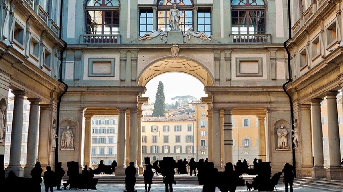 Oltrarno Apartment | Frescoed walls with ornate soft furnishings-sUPER LUXURY Piazza Pittin