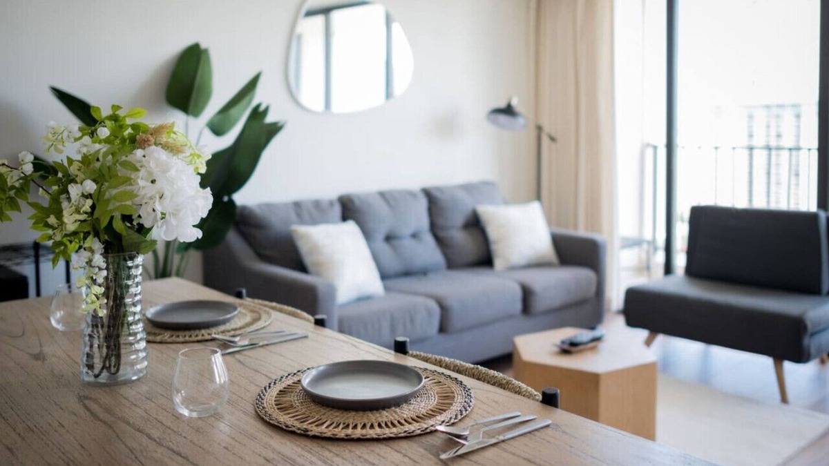 Waikiki Apartment | Fresh 1 Bedroom with Parking at Waikiki Banyan !