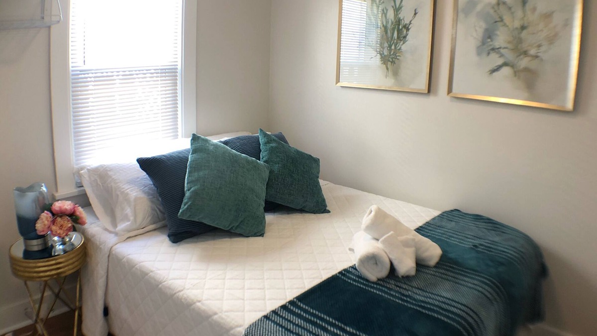 Geneva-on-the-Lake House | Fresh 2BDRM Cottage Right on The GOTL Strip! Sleeps 5!
