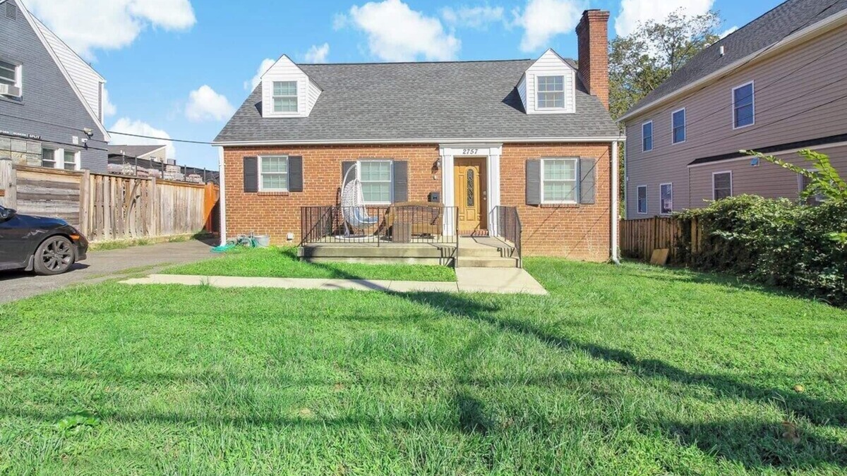 Falls Church Apartment | Fresh | 4 bedroom | Luxury | Center | Sunny