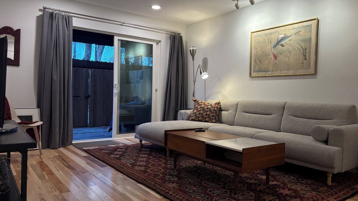 Goss - Grove Condo | Fresh, Clean & Hassle Free Newly Renovated & Fully Furnished 2 Bdrm
