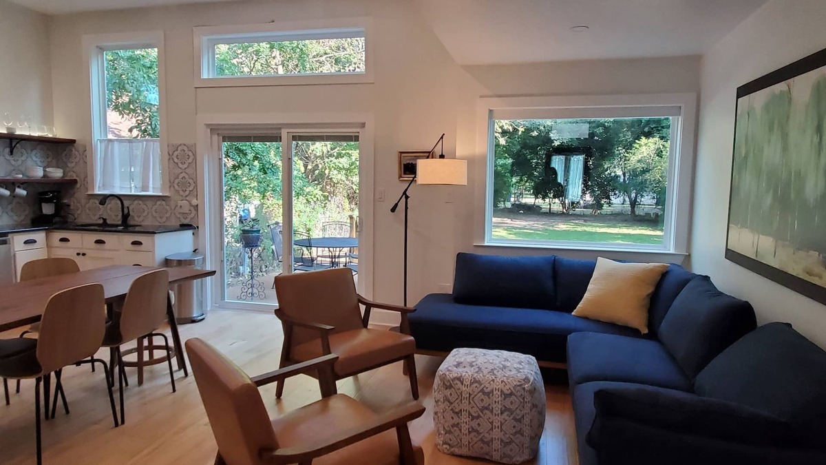 East Riverside House | Fresh, New, Light & Airy. 1.2 miles to Magnolia Silos, 1 mile to the Stadium