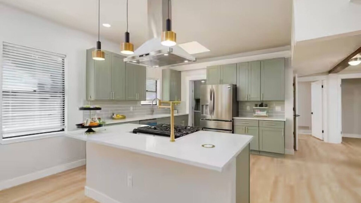 Jefferson House | Freshly Renovated - 5 BR Historic Home Near DT