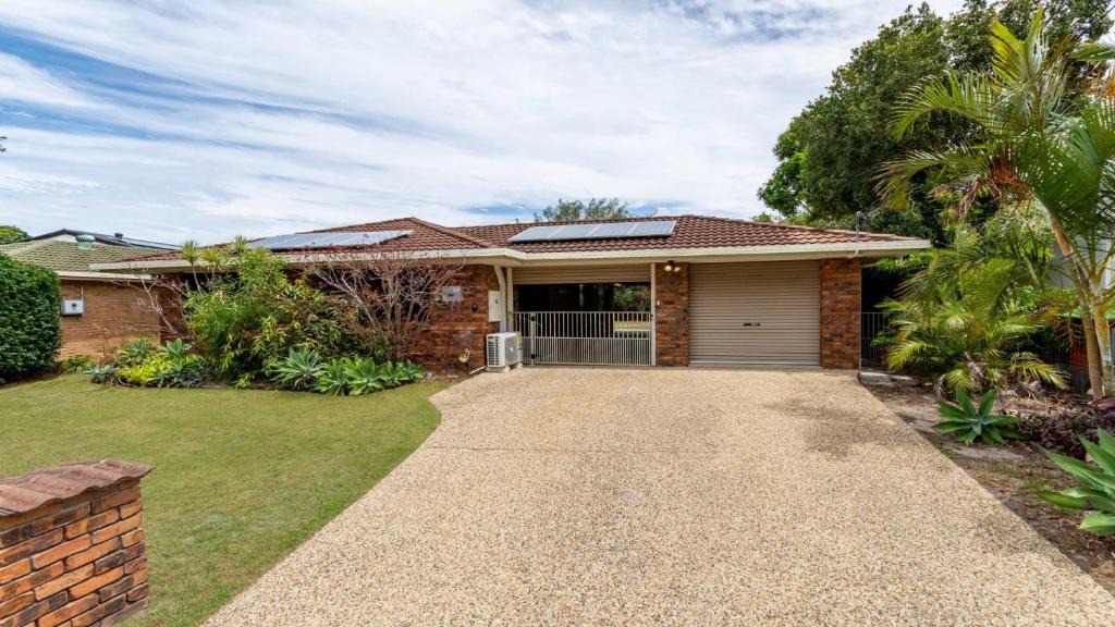 Bellara House | Freshly revovated Dog Friendly House walking distance to Waterfront!