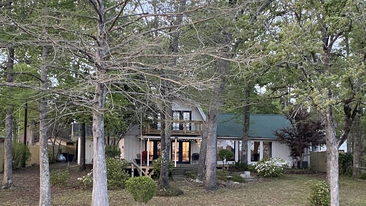 Hemphill House | Freshly Updated! 3 BR, 3 BA Waterfront Getaway for Fisherman and Families alike!