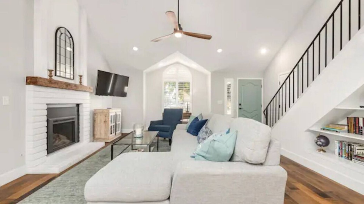 Raisin House | Fresno Home|Family Friendly Loft| 3/2.5 | Garage