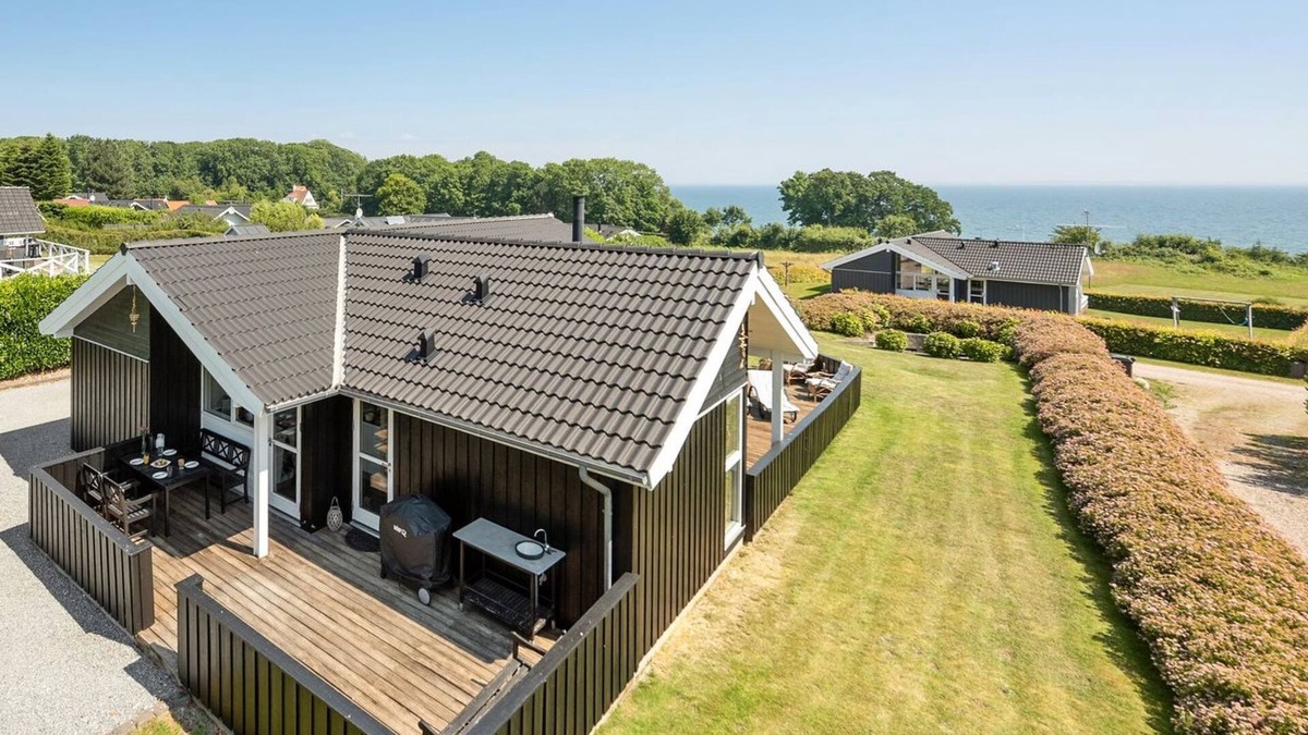 Mommark Strand House | "Fridtjof" - 100m from the sea by Interhome