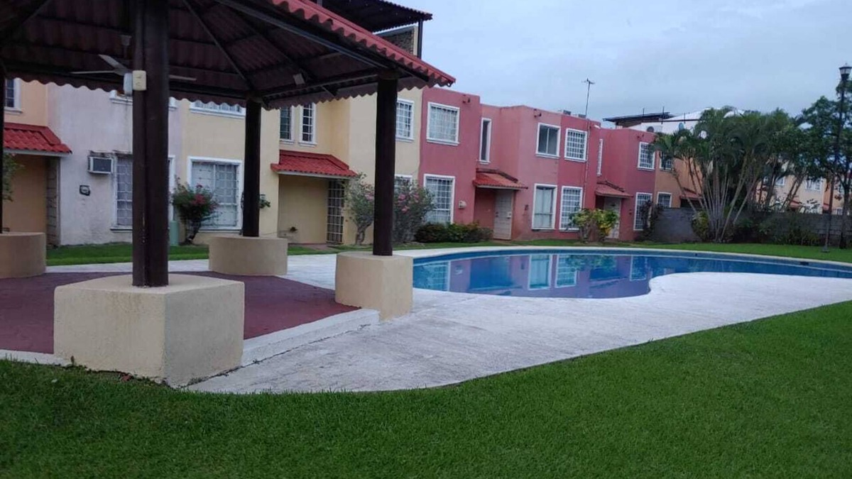 Acapulco House | Friendly neighborhood townhouse nearby mall and, 12 mins. airport and ocean.
