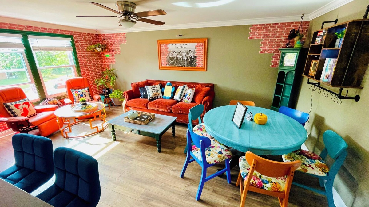 Wasco House | Friends-Inspired 3 BDR Escape Vintage Vibes & Private Garden Near Chicago
