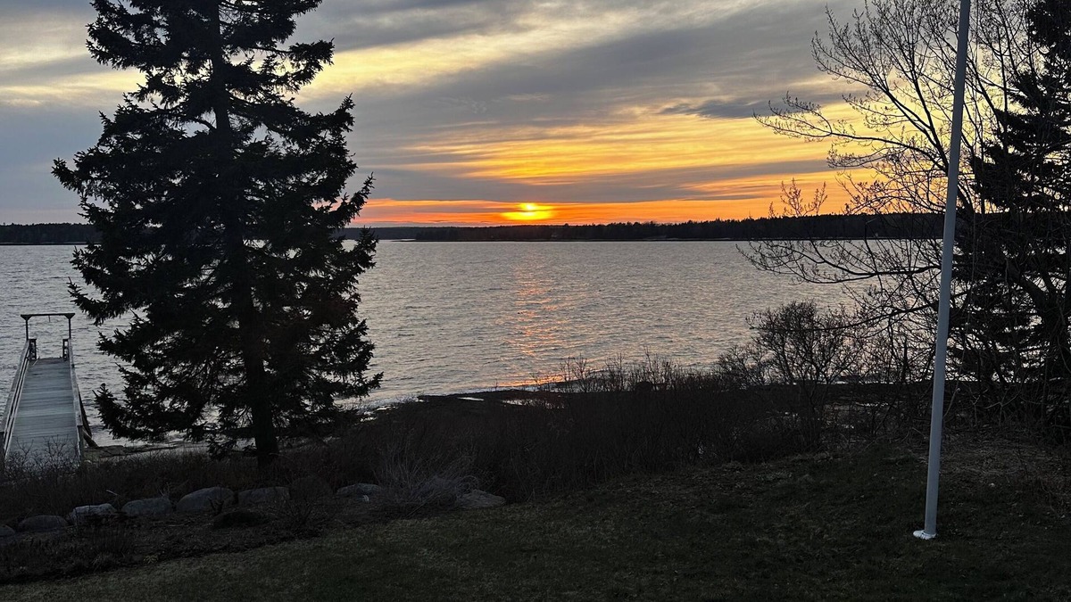 Central Coast House | Friendship, Maine 4-bedroom house on the water with dock, tennis court and sauna