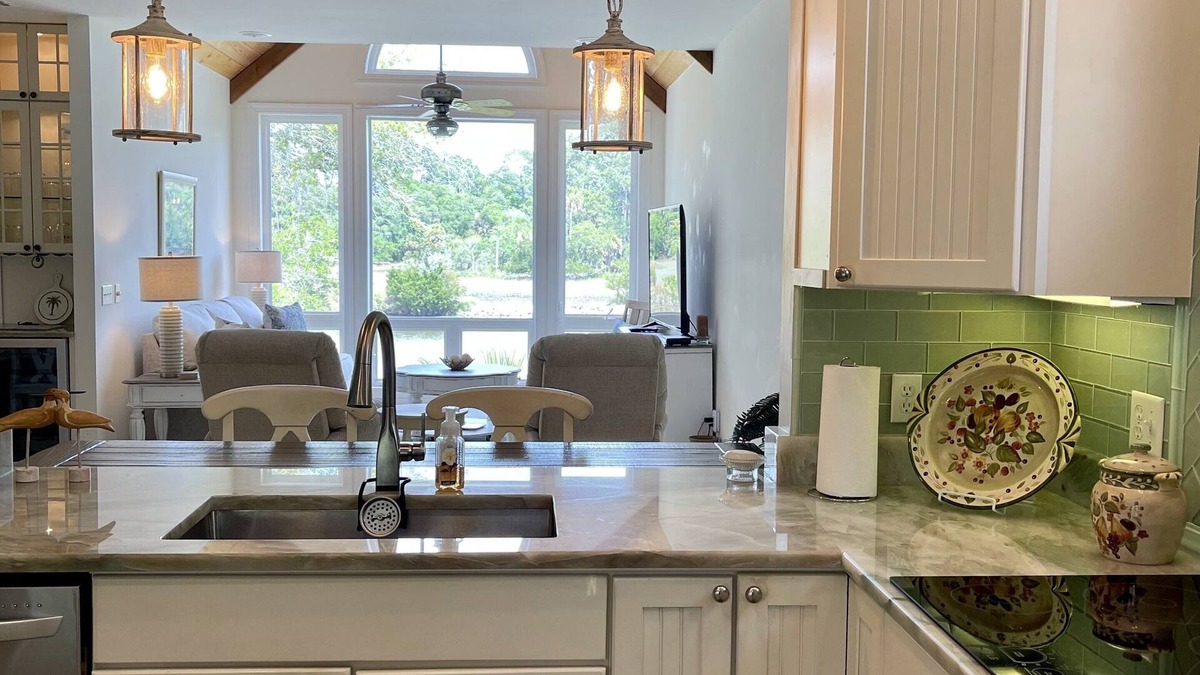 Deer Lake House | Fripp Island Elegance, Golf Cart incl., Quiet Tropical setting on the Water