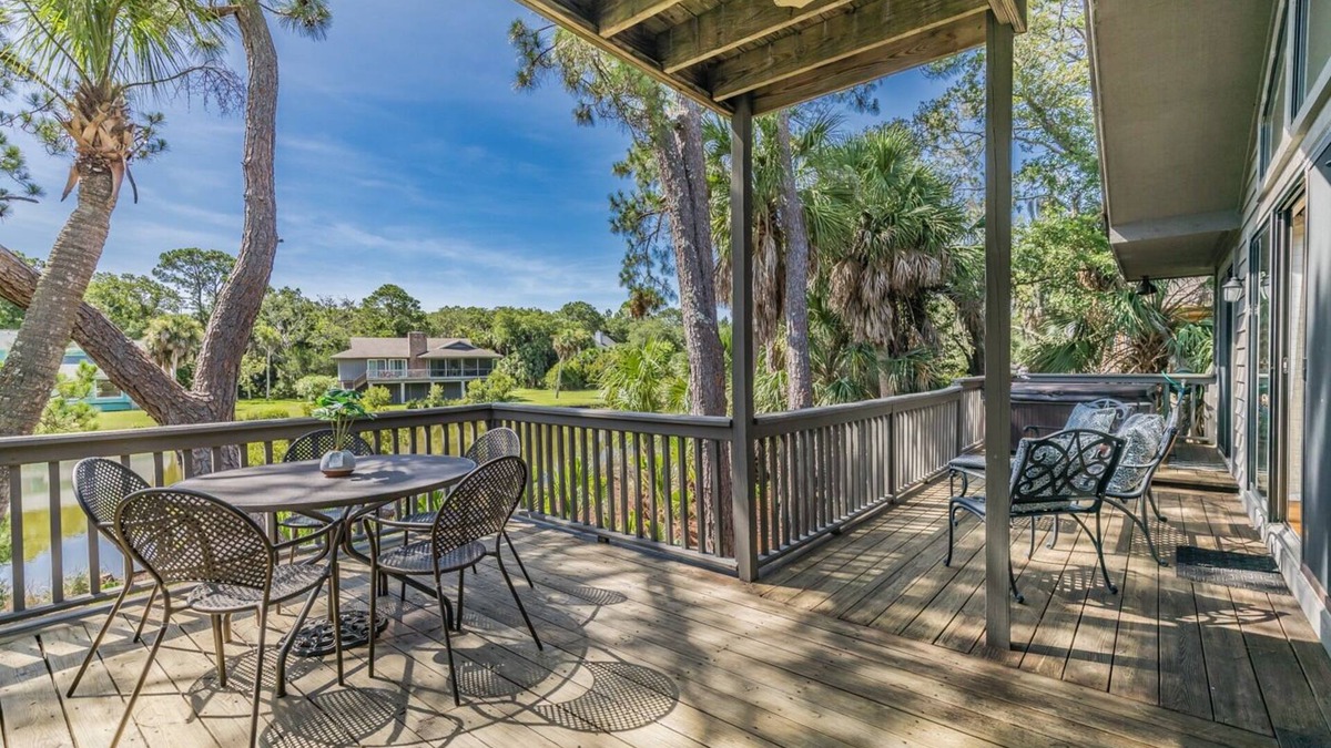 Deer Lake House | FRIPP ISLAND/Hot tub overlooking lake/Community Pool/6 Seater Golf Cart/Cards available-275 Deer Lake