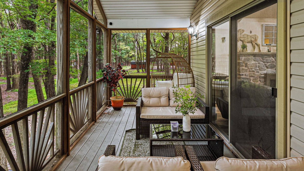 Briar Crest Woods House | Frolic on Fern by AvantStay | Enclosed Deck w/Forest Views, Bar