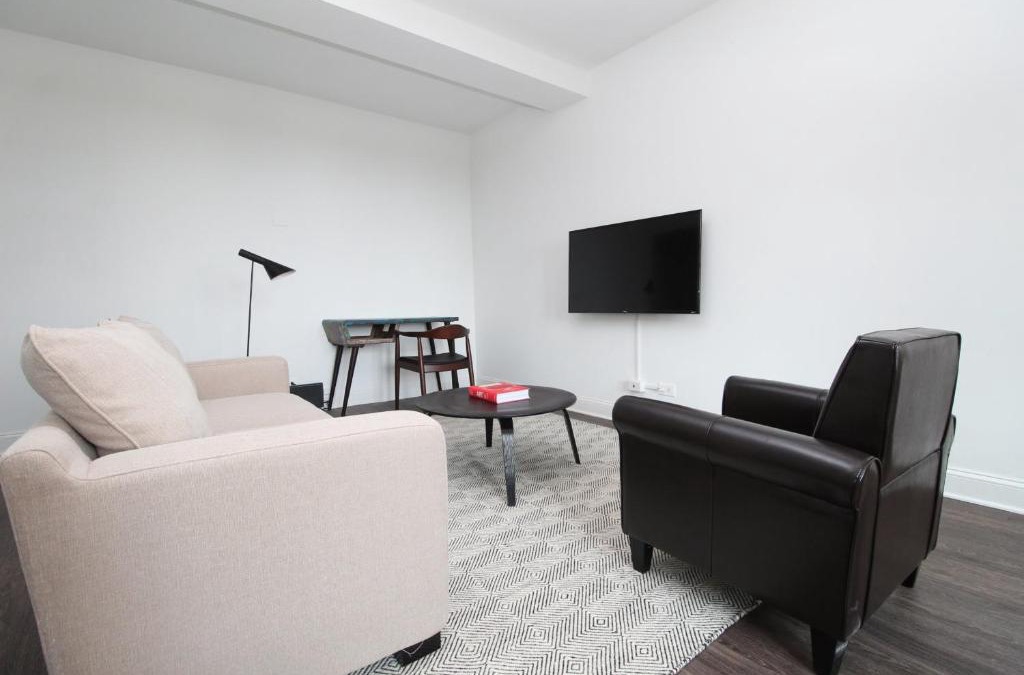 East Hyde Park Apartment | FRONTDESK 1BR Apt near Garden of the Phoenix