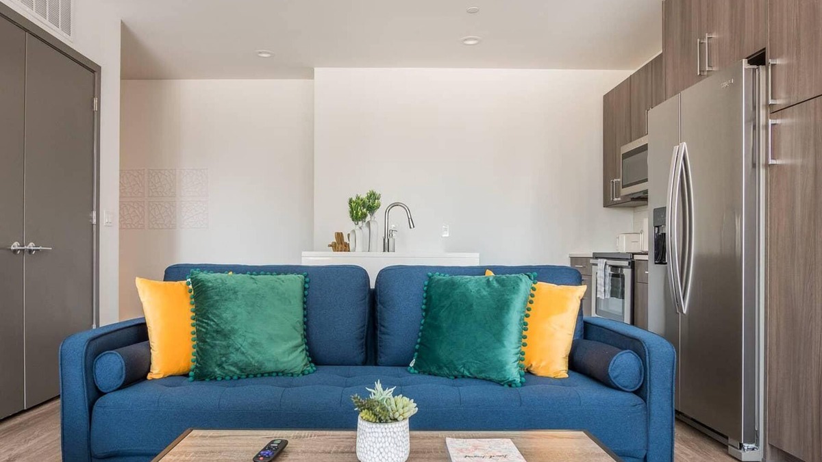 Downtown Kansas City Apartment | Frontdesk | Vivid 2BR Apt in Central Downtown