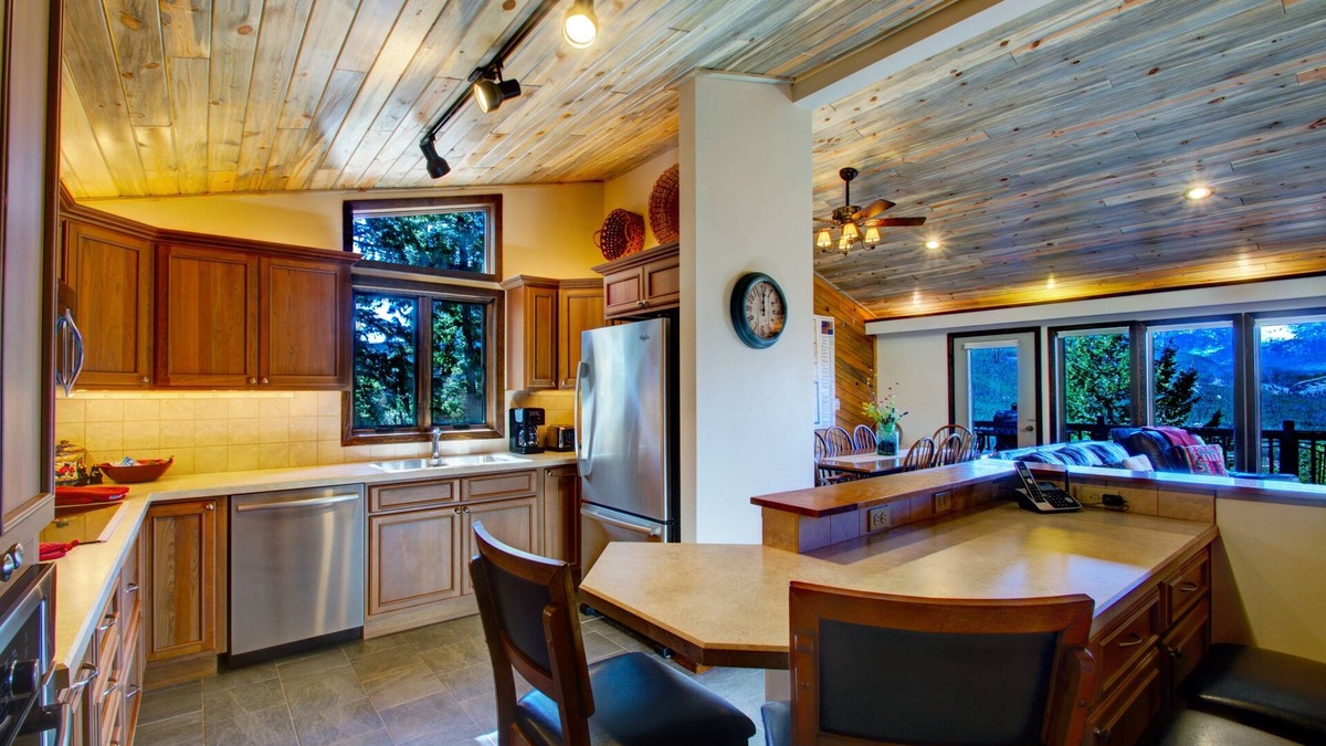 Windcliff Estates House | Frost Luxury Vacation At Windcliff 3 Bedroom Home by RedAwning
