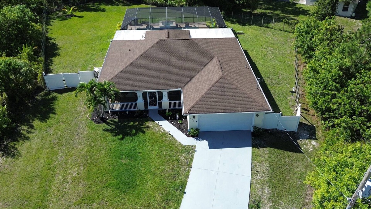 Eisenhower House | Ft Myers-LeHigh Acres -free standing hot tub, Spa, Heated salt water pool.