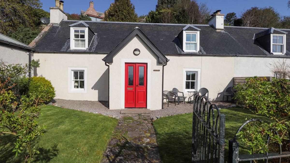 Fortrose Cottage | FUCHSIA COTTAGE, family friendly, with open fire in Fortrose