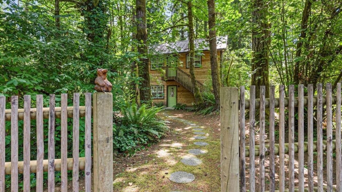 South Colby Cottage | Full Creekside Duplex Near Seattle Ferries