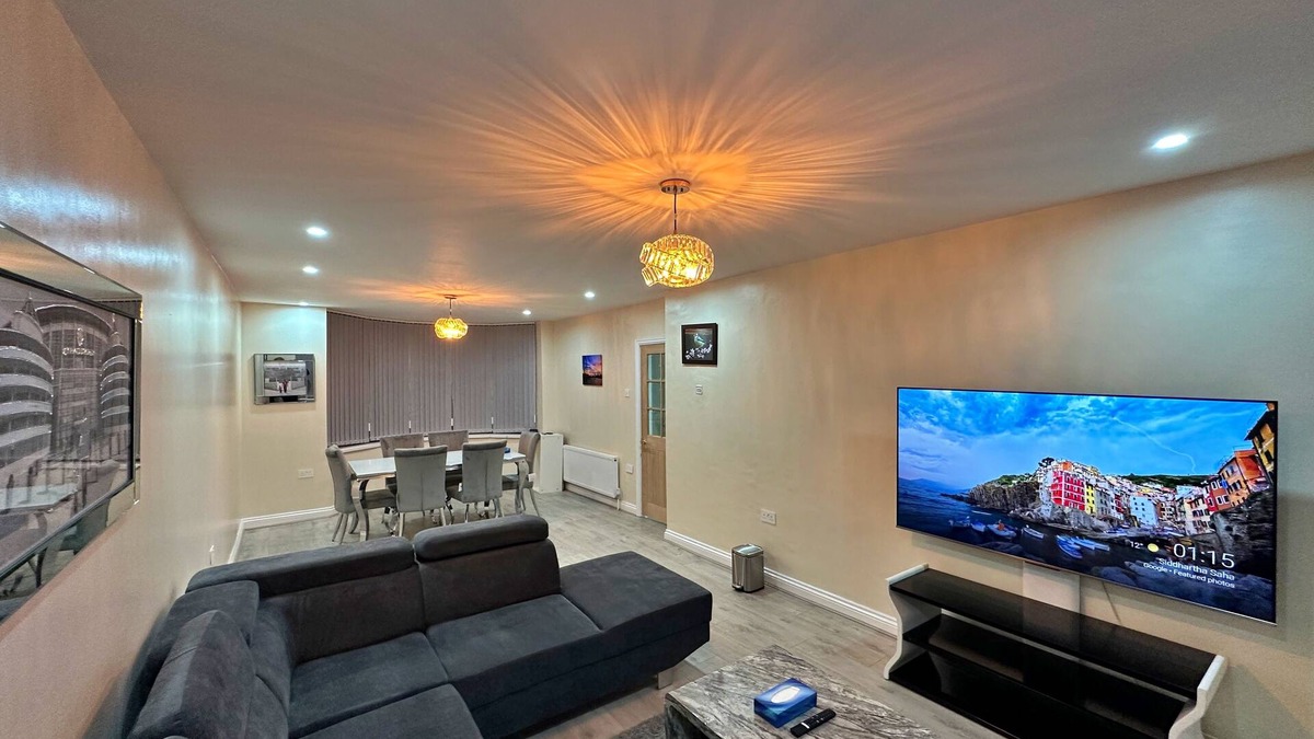 Cheetham Hill House | Full Home in Manchester near city center with free parking.