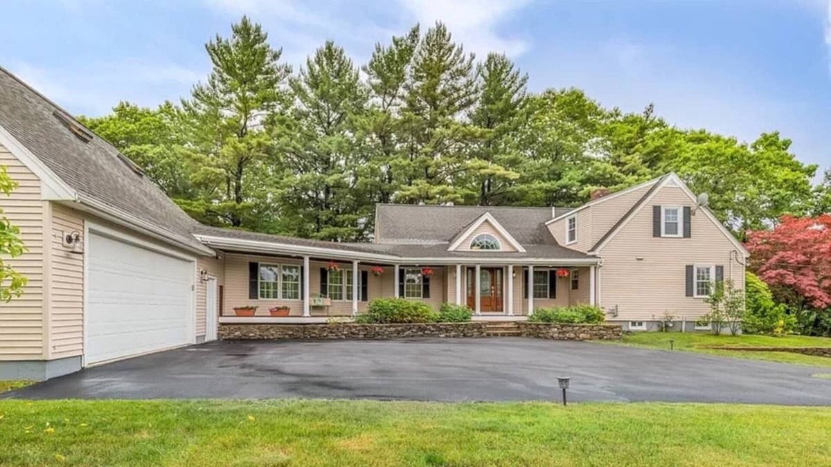 Danvers House | Full House for 12 with Pool Table; Near Boston and Beaches!