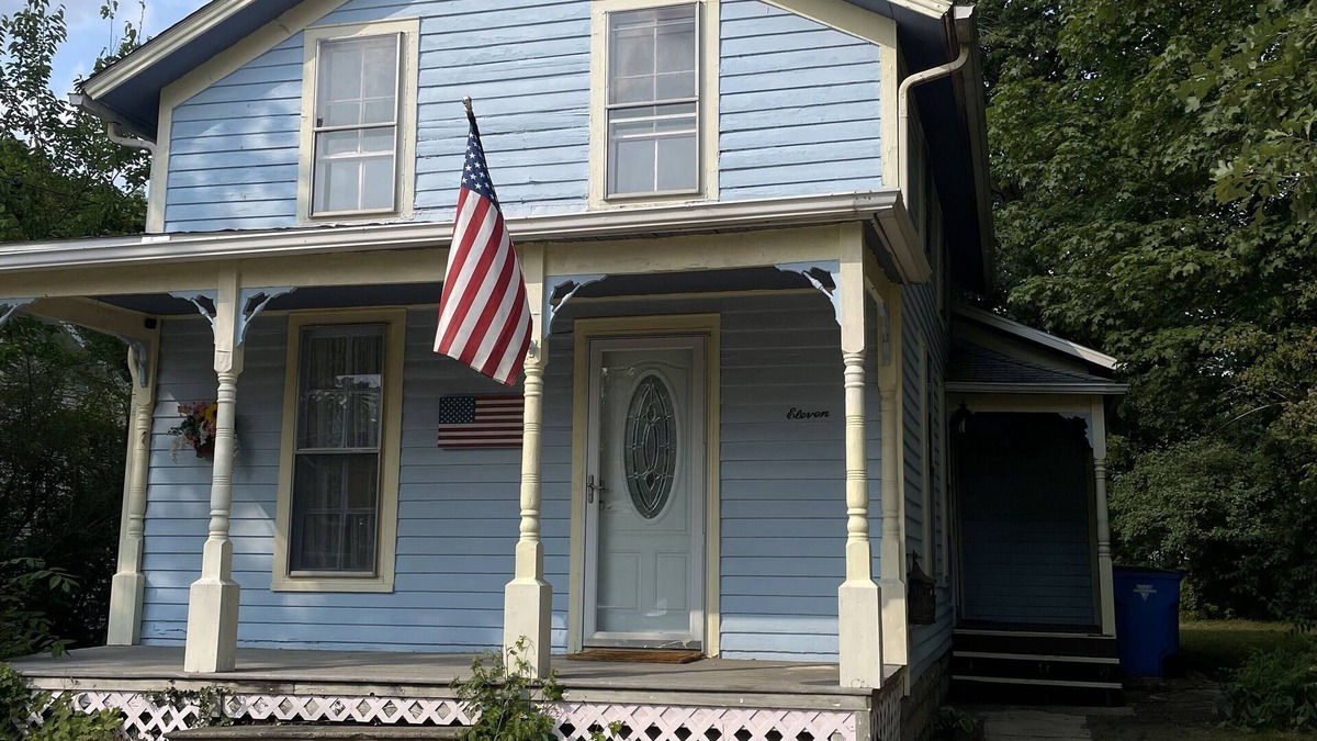 Hillsdale House | Full House: Hillsdale Cottage. Walking Distance to College! Across from Handmade