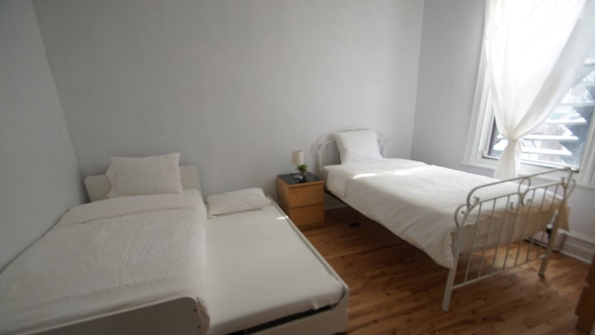 Longue-Pointe Apartment | Full house with hot tub and garden / patio next to Olympic Stadium