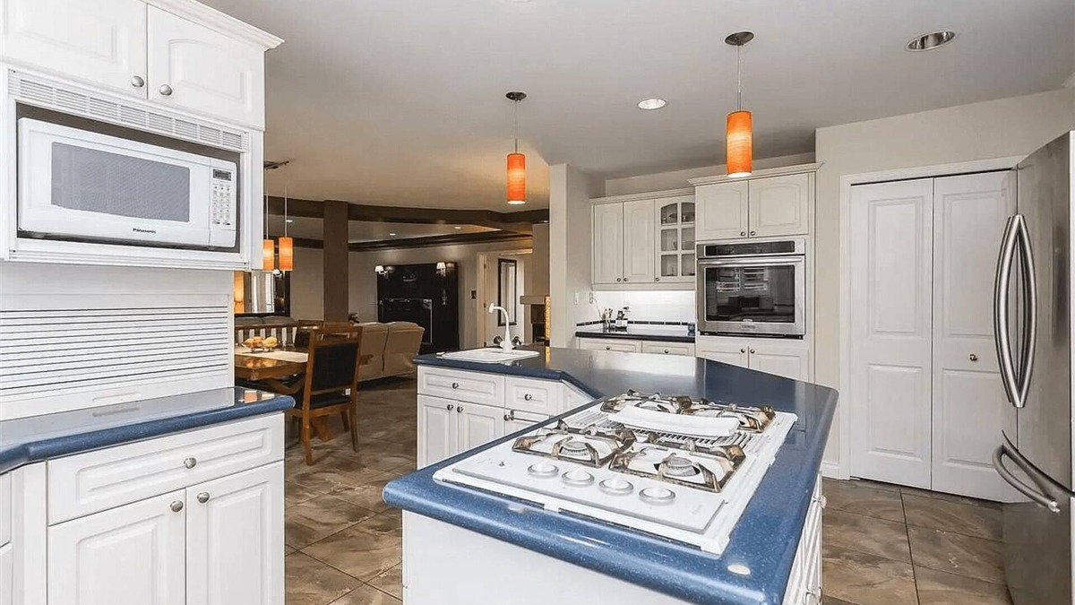 Townline Hill House | Full House with Peaceful neighborhood for Rent— 7 min from YXX