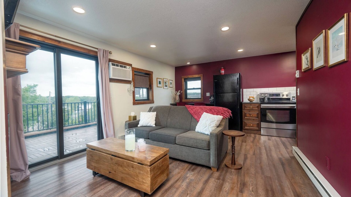 Prescott Condo | Full Kitchen | Private Deck | Lounge Downtown