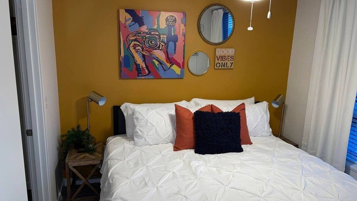 Hilltop Apartment | Full Kitchen-YouTubeTV-Smart Locks/King Bed/Top Fl