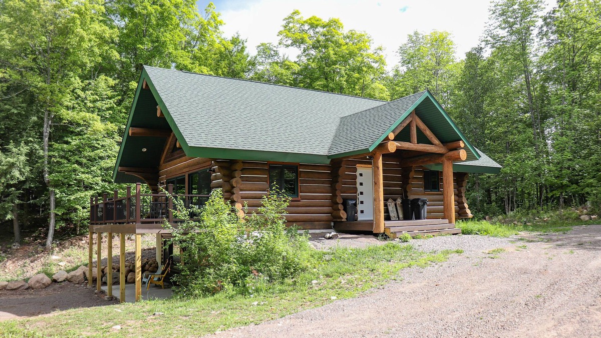 Mercer House | Full Log House Near Golf Course & UTV/Snowmobile Trails