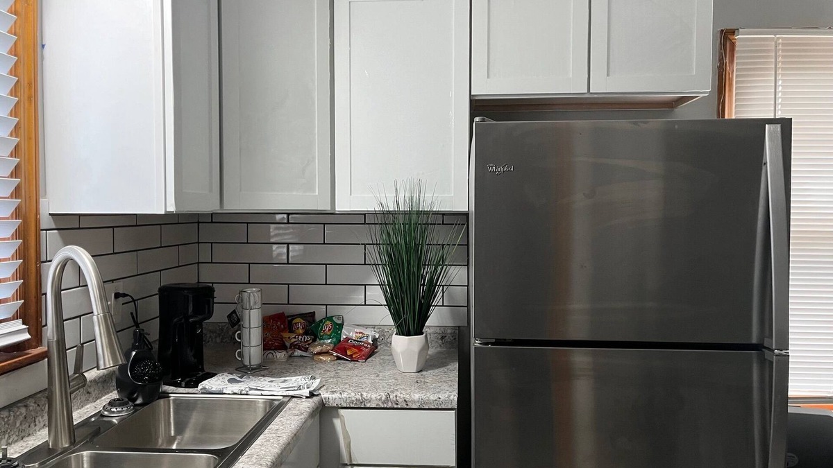 Milwaukee House | full re-modeled House that sleeps 8 two full bathrooms wifi quiet neighborhood