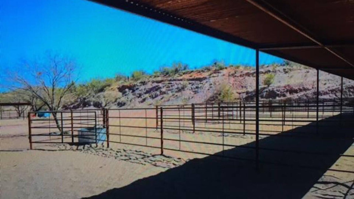 Wickenburg RV Rental | Full RV Hookup with Two Covered Horse Stalls (BYO fully contained RV, SP3)